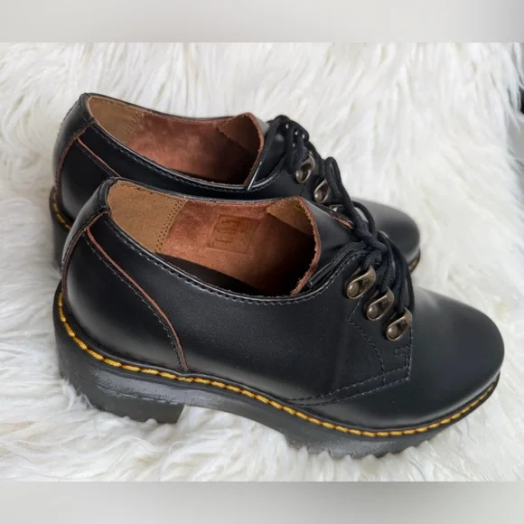 Dr. Martens Leona Low Vintage Smooth Platform Derby